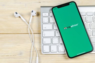 Sankt-Petersburg, Rusya, 2 Haziran 2018: Tripadvisor uygulama simgesi üzerinde Apple iphone X ekran yakın çekim. TripAdvisor.com app simgesi. Sosyal medya ağı. Sosyal medya uygulaması