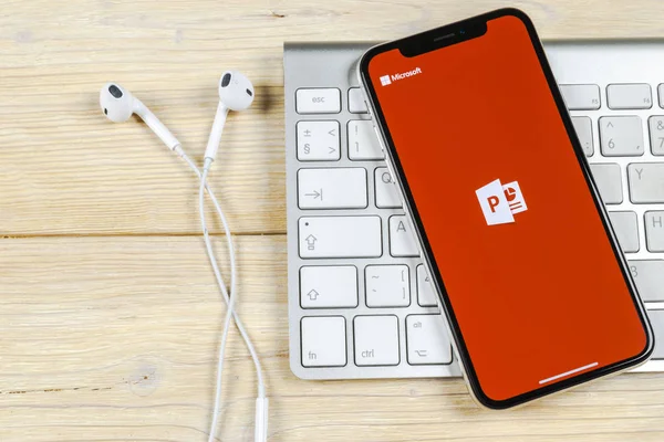Sankt-Petersburg, Rusya, 2 Haziran 2018: Microsoft office Powerpoint uygulama simgesini Apple iphone X ekran yakın çekim. PowerPoint uygulaması simgesi. Microsoft Power Point uygulaması. Sosyal medya ağı