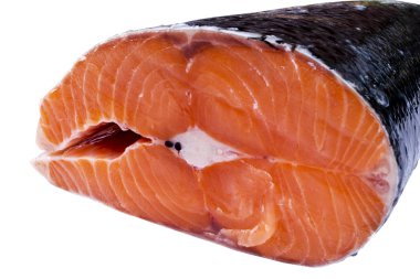 Beyaz arka plan üzerinde izole taze somon steak. Somon kırmızı balık biftek. Alabalık biftek büyük yığını. Büyük organik biftek dizilmiş somon. Büyük parçaları çiğ somon.