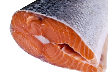 Beyaz arka plan üzerinde izole taze somon steak. Somon kırmızı balık biftek. Alabalık biftek büyük yığını. Büyük organik biftek dizilmiş somon. Büyük parçaları çiğ somon.