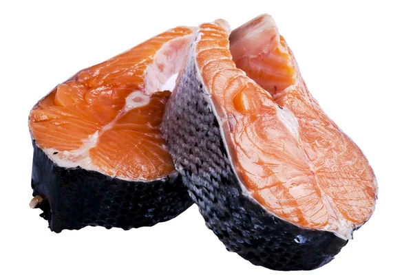 新鮮なサーモンのステーキは白い背景に分離されました 鮭赤魚ステーキ ステーキの大規模な山 並んでサーモンの大きな有機ステーキ 大きな生鮭 — ストック写真