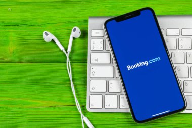 Sankt-Petersburg, Rusya, 2 Haziran 2018: Booking.com uygulama simgesi üzerinde Apple iphone X ekran yakın çekim. Rezervasyon app simgesi. Booking.com. sosyal medya app. sosyal ağ