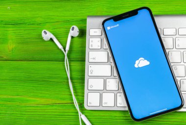 Sankt-Petersburg, Rusya, 2 Haziran 2018: Microsoft Onedrive uygulama simgesi üzerinde Apple iphone X ekran yakın çekim. Microsoft onedrive app simgesi. Microsoft office Onedrive uygulama. Sosyal medya ağı