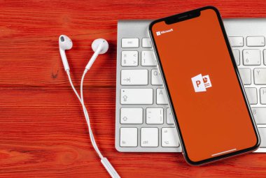 Sankt-Petersburg, Rusya, 2 Haziran 2018: Microsoft office Powerpoint uygulama simgesini Apple iphone X ekran yakın çekim. PowerPoint uygulaması simgesi. Microsoft Power Point uygulaması. Sosyal medya ağı