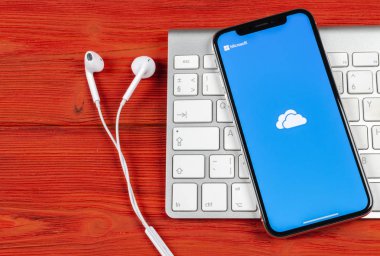 Sankt-Petersburg, Rusya, 2 Haziran 2018: Microsoft Onedrive uygulama simgesi üzerinde Apple iphone X ekran yakın çekim. Microsoft onedrive app simgesi. Microsoft office Onedrive uygulama. Sosyal medya ağı