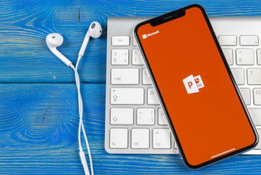 Sankt-Petersburg, Rusya, 2 Haziran 2018: Microsoft office Powerpoint uygulama simgesini Apple iphone X ekran yakın çekim. PowerPoint uygulaması simgesi. Microsoft Power Point uygulaması. Sosyal medya ağı