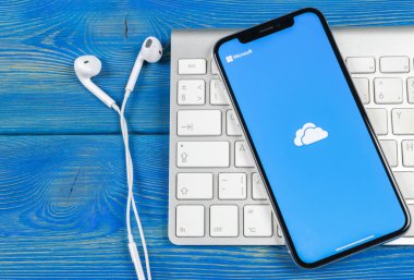 Sankt-Petersburg, Rusya, 2 Haziran 2018: Microsoft Onedrive uygulama simgesi üzerinde Apple iphone X ekran yakın çekim. Microsoft onedrive app simgesi. Microsoft office Onedrive uygulama. Sosyal medya ağı