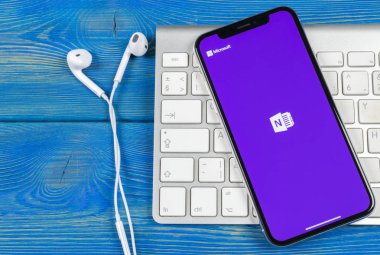 Sankt-Petersburg, Rusya, 2 Haziran 2018: Microsoft Onenote office uygulama simgesini Apple iphone X ekran yakın çekim. Microsoft bir not app simgesi. Microsoft Onenote uygulama. Sosyal medya ağı