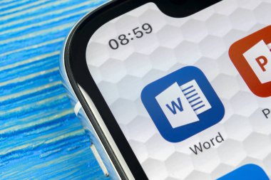 Sankt-Petersburg, Rusya, 20 Haziran 2018: Microsoft word uygulama simgesi Apple iphone X ekran yakın çekim. Microsoft office word simgesini. Microsoft office üstünde hareket eden telefon. Sosyal medya