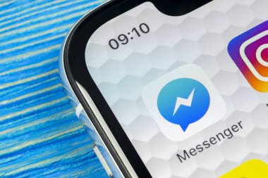 Sankt-Petersburg, Rusya, 20 Haziran 2018: Facebook messenger uygulama simgesi Apple iphone X ekran yakın çekim. Facebook messenger app simgesi. Online Internet Sosyal medya ağı. Sosyal medya uygulaması