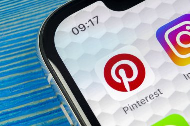 Sankt-Petersburg, Rusya, 20 Haziran 2018: Pinterest uygulama simgesi Apple iphone X smartphone ekranda. Pinterest app simgesi. Pinterest popüler Internet sosyal ağdır. Sosyal medya simge