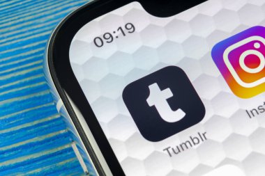 Sankt-Petersburg, Rusya, 20 Haziran 2018: Tumblr uygulama simgesi üzerinde Apple iphone X smartphone ekran yakın çekim artı. Tumblr artı app simgesi. Tumblr Internet online sosyal ağdır