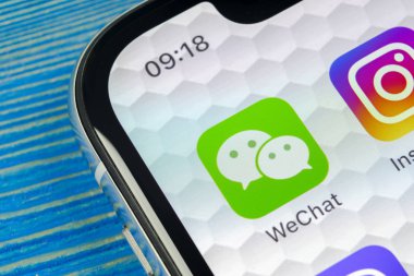 Sankt-Petersburg, Rusya, 20 Haziran 2018: Wechat messenger uygulama simgesi Apple iphone X smartphone ekran yakın çekim. WeChat messenger app simgesi. Sosyal medya ağı.