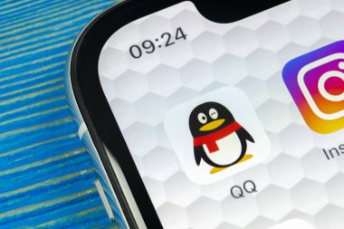 Sankt-Petersburg, Rusya, 20 Haziran 2018: Qq messenger uygulama simgesi Apple iphone X smartphone ekran yakın çekim. QQ messenger app simgesi. Sosyal medya ağı