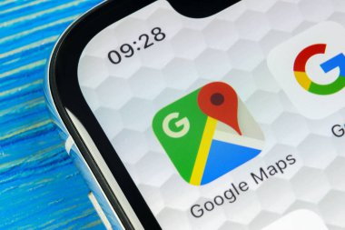 Sankt-Petersburg, Rusya, 20 Haziran 2018: Google Maps uygulaması simgesi Apple iphone X ekran yakın çekim. Google Haritalar simgesini. Google uygulama eşleştirir. Sosyal medya ağı