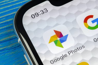 Sankt-Petersburg, Rusya, 20 Haziran 2018: Google Foto Ayrıca uygulama simgesi üzerinde Apple iphone X ekran yakın çekim. Google plus fotoğraf simge. Google Fotoğraflar uygulama. Sosyal medya ağı