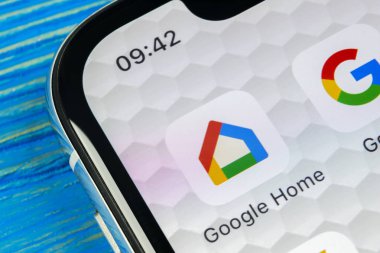 Sankt-Petersburg, Rusya, 20 Haziran 2018: Google Ana sayfa uygulama simgesi üzerinde Apple iphone X smartphone ekran yakın çekim. Google ev app simgesi. Sosyal ağ. Sosyal medya simge