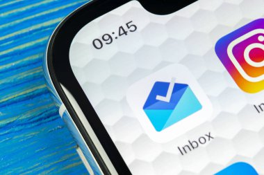 Sankt-Petersburg, Rusya, 20 Haziran 2018: Google gelen kutusu tarafından Gmail uygulama simgesi üzerinde Apple iphone X smartphone ekran yakın çekim. Google gelen kutusu app simgesi. Sosyal ağ. Sosyal medya simge