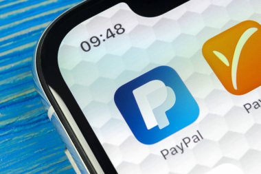 Sankt-Petersburg, Rusya, 20 Haziran 2018: Paypal uygulama simgesi üzerinde Apple iphone X smartphone ekran yakın çekim. PayPal app simgesi. PayPal bir online elektronik finans ödeme sistemidir.