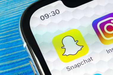 Sankt-Petersburg, Rusya, 22 Haziran 2018: Snapchat uygulama simgesi üzerinde Apple iphone X smartphone ekran yakın çekim. Snapchat app simgesi. Sosyal medya simge. Sosyal ağ