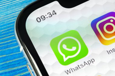 Sankt-Petersburg, Rusya, 22 Haziran 2018: Whatsapp messenger uygulama simgesi Apple iphone X smartphone ekran yakın çekim. Whatsapp messenger app simgesi. Sosyal medya simge. Sosyal ağ