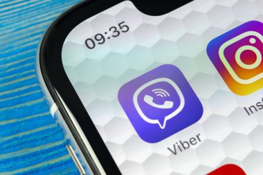 Sankt-Petersburg, Rusya, 22 Haziran 2018: Viber uygulama simgesi üzerinde Apple iphone X smartphone ekran yakın çekim. Viber app simgesi. Sosyal medya simge. Sosyal ağ