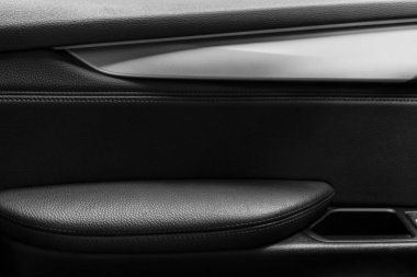 Kapı kolu güç pencere denetim düğmeleri bir lüks yolcu araba ile. Siyah deri iç lüks modern araba. Modern araba iç ayrıntılar. Araba Detaylandırma