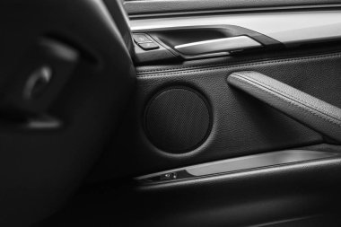 Kapı kolu güç pencere denetim düğmeleri bir lüks yolcu araba ile. Siyah deri iç lüks modern araba. Modern araba iç ayrıntılar. Araba Detaylandırma