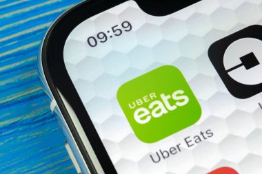 Sankt-Petersburg, Rusya, 20 Haziran 2018: Uber yiyor uygulama simgesine Apple iphone X smartphone ekran yakın çekim. Uber app simgesi yiyor. Sosyal ağ. Sosyal medya simge