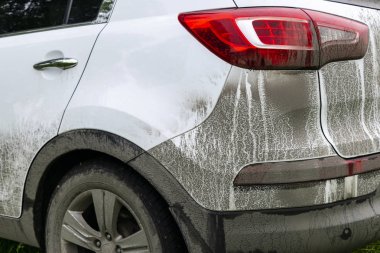 Arkadan görünüşü çok kirli bir araba. Kirli bir Suv parçası. Kirli farlar, tekerlek ve bataklık sıçramalarına bir yan panel ile off-road araç tampon