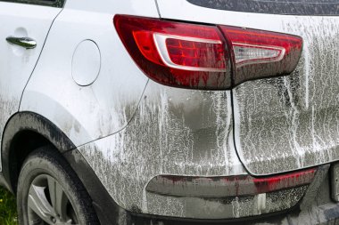 Arkadan görünüşü çok kirli bir araba. Kirli bir Suv parçası. Kirli farlar, tekerlek ve bataklık sıçramalarına bir yan panel ile off-road araç tampon