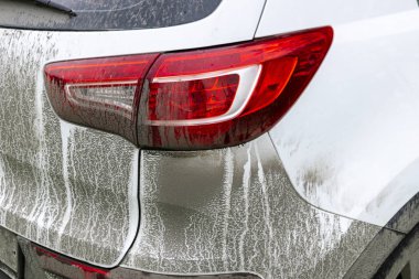 Arkadan görünüşü çok kirli bir araba. Kirli bir Suv parçası. Kirli farlar, tekerlek ve bataklık sıçramalarına bir yan panel ile off-road araç tampon