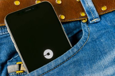 Sankt-Petersburg, Rusya, 14 Nisan 2018: Uber uygulama simgesi üzerinde Apple iphone X ekran yakın çekim kot pantolon cebinde. Uber app simgesi. Uber taksi Araba ulaşım olduğunu 