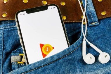 Sankt-Petersburg, Rusya, 14 Nisan 2018: Google oynamak müzik uygulama simgesi üzerinde Apple iphone X ekran kot pantolon cebinde. Google oyunu app simgesi. Google oyun müzik uygulama. Sosyal medya ağı