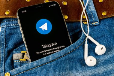 Sankt-Petersburg, Rusya, 14 Nisan 2018: Telgraf uygulama simgesi üzerinde Apple iphone X ekran kot pantolon cebinde. Telgraf app simgesi. Telgraf bir online sosyal medya sosyal ağdır. Sosyal medya uygulaması