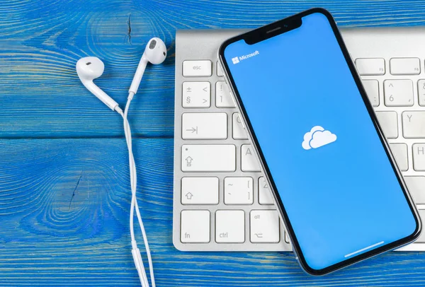Sankt-Petersburg, Rusya, 2 Haziran 2018: Microsoft Onedrive uygulama simgesi üzerinde Apple iphone X ekran yakın çekim. Microsoft onedrive app simgesi. Microsoft office Onedrive uygulama. Sosyal medya ağı
