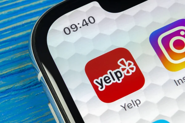 Sankt-petersburg, russland, 20. juni 2018: yelp application icon auf Apple iphone x screen close-up. yelp App-Symbol. yelp.com Anwendung. Soziales Netzwerk. Soziale Medien — Stockbild Sankt Petersburg Russland Juni 2018 Yelp Application Icon Auf Apple — Stockfoto