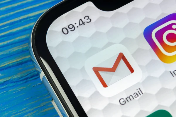 Sankt-petersburg, russland, 20. juni 2018: google gmail-anwendung symbol auf Apple iphone x smartphone screen close-up. Gmail-App-Symbol. gmail ist eine beliebte Internet-E-Mail. Social-Media-Symbol — Stockbild Sankt Petersburg Russland Juni 2018 Google Gmail Anwendung Symbol Auf — Stockfoto