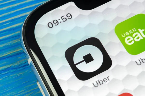Sankt-petersburg, russland, 20. juni 2018: uber application icon auf Apple iphone x screen close-up. uber App-Symbol. Uber ist Taxi-Autoverkehr — Stockbild Sankt Petersburg Russland Juni 2018 Uber Application Icon Auf Apple — Stockfoto