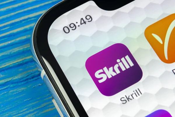 Sankt-petersburg, russland, 20. juni 2018: Schrilles anwendungssymbol auf Apple iphone x smartphone screen close-up. Die App-Ikone. Skrill ist ein elektronisches Online-Zahlungssystem. — Stockbild Sankt Petersburg Russland Juni 2018 Schrilles Anwendungssymbol Auf Apple Iphone — Stockfoto