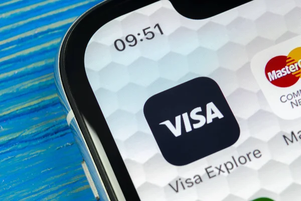 Sankt-petersburg, russland, 20. juni 2018: visaantrag symbol auf Apple iphone x screen close-up. Visa-App-Symbol. Online-Antrag auf Visum. Social Media App — Stockbild Sankt Petersburg Russland Juni 2018 Visaantrag Symbol Auf Apple Iphone — Stockfoto