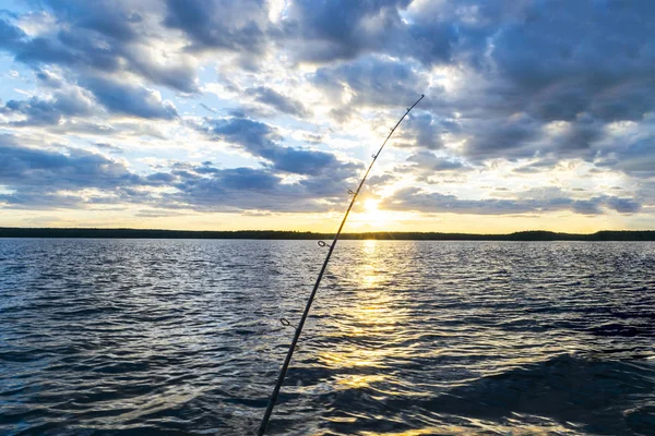 Silhueta Estrada Pesca Durante Pôr Sol Pólo Pesca Contra Oceano — Fotografia de Stock