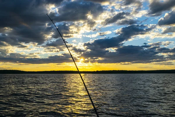 Silhueta Estrada Pesca Durante Pôr Sol Pólo Pesca Contra Oceano — Fotografia de Stock