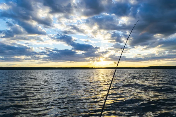 Silhueta Estrada Pesca Durante Pôr Sol Pólo Pesca Contra Oceano — Fotografia de Stock