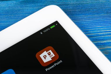 Sankt-Petersburg, Rusya, 6 Temmuz 2018: Microsoft office Powerpoint uygulama simgesini Apple ipad Pro ekran yakın çekim. PowerPoint uygulaması simgesi. Microsoft Power Point uygulaması. Sosyal medya ağı
