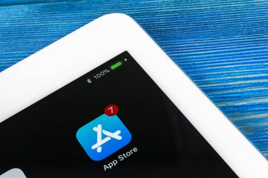 Sankt-Petersburg, Rusya, 6 Temmuz 2018: Apple store uygulama simgesi Apple ipad Pro smartphone ekran yakın çekim. Mobil uygulama simgesi app Store. Sosyal ağ. AppStore