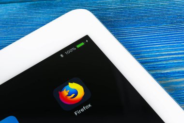 Sankt-Petersburg, Rusya, 6 Temmuz 2018: Mozilla Firefox Apple ipad Pro ekran yakın çekim uygulama simgesi. Mozilla Firefox app simgesi. Mozilla firefox uygulama. Sosyal medya ağı