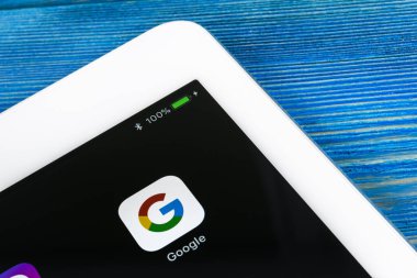 Sankt-Petersburg, Rusya, 6 Temmuz 2018: Google arama uygulama simgesi Apple ipad Pro smartphone ekran yakın çekim. Google app simgesi. Sosyal ağ. Sosyal medya simge
