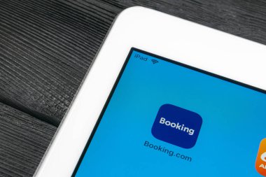 Sankt-Petersburg, Rusya, 6 Temmuz 2018: Booking.com uygulama simgesi Apple ipad Pro ekran yakın çekim. Rezervasyon app simgesi. Booking.com. sosyal medya app. sosyal ağ