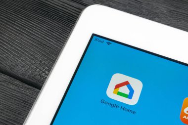 Sankt-Petersburg, Rusya, 6 Temmuz 2018: Google Ana sayfa uygulama simgesi Apple ipad Pro smartphone ekran yakın çekim. Google ev app simgesi. Sosyal ağ. Sosyal medya simge